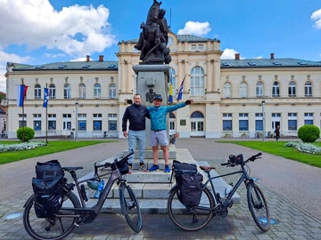 Od Beča do Bijeljine stigli na biciklima: Nisu ih zaustavili ni pljusak ni blato, planiraju i novi izazov (FOTO)