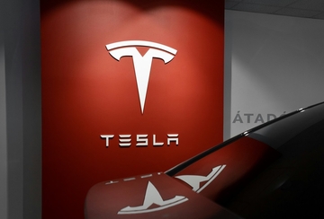 Teslin autopilot nije prepoznao voz, vozač se jedva spasio (VIDEO)