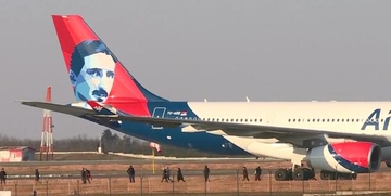 VRAĆEN ZA BEOGRAD: Avion pretražuje Specijalna antiteroristička jedinica sa psima (FOTO)