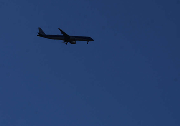 Drama na letu za Barselonu: Putnici hitno EVAKUISANI, specijalci OPKOLILI AVION