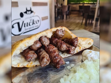 U posjeti gradskoj ćevabdžinici "Vučko": Neodoljivi ukus sarajevskih ćevapa u srcu Bijeljine (FOTO)