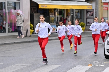 Štafeta stigla iz Bogatića u Bijeljinu, mladi atletičari pokazali da Drina spaja Srpsku i Srbiju (FOTO)
