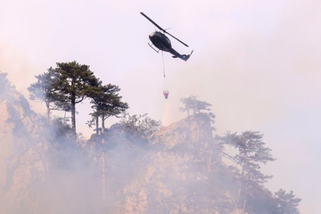 Helikopter Srbije gasi požar kod Srebrenice: Vanredna situacija proglašena zbog širenja vatre u Nacionalnom parku Drina