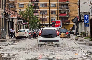 Nevrijeme protutnjalo Semberijom, intervenisali i vatrogasci (VIDEO)