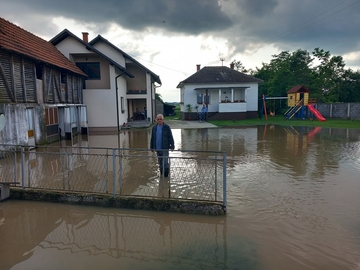 U Kojčinovcu voda teče kroz dvorište Rajka Tomića (FOTO, VIDEO)