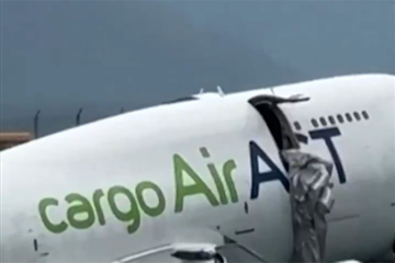 Boeing izletio sa piste, udario u vozilo i završio u moru: Dvije osobe poginule (VIDEO)