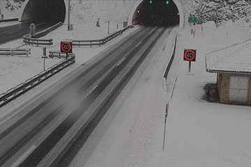 Hrvatska: Stigla promjena vremena, obilne snježne padavine već stvaraju problem vozačima (FOTO)