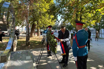 Minić položio vijence na spomenik 12 beba i spomenik poginulim borcima u Banjaluci
