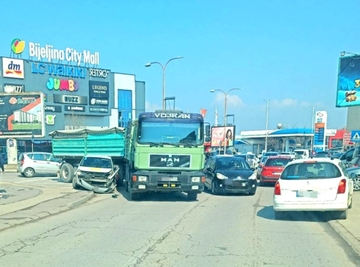 Bijeljina: Udes u Sremskoj ulici, ogromne gužve u saobraćaju 