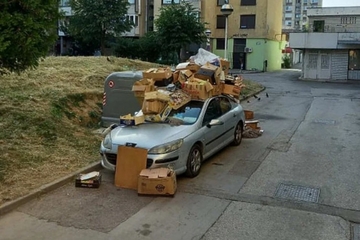 Zanimljiv slučaj u BiH: Parkirao pored kontejnera, građani mu očitali lekciju