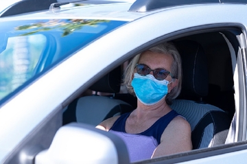 Njemačka: Vozačima zabranjeno nošenje kape i naočara za sunce zajedno sa maskom