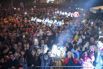 Veliki broj građana BiH na trgovima veselo dočekao novu godinu