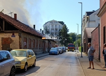Bijeljina: Gori napuštena kuća, na terenu vatrogasci (FOTO, VIDEO)