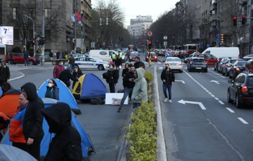 BLOKIRAN SAOBRAĆAJ Nezadovoljna grupa frilensera postavila šatore nasred ulice u Beogradu 
