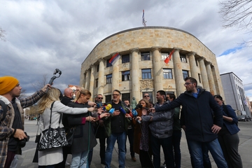 Stvorena je atmosfera lova na novinare: Morača i Trifunović održali pres ispred Palate Republike (FOTO)
