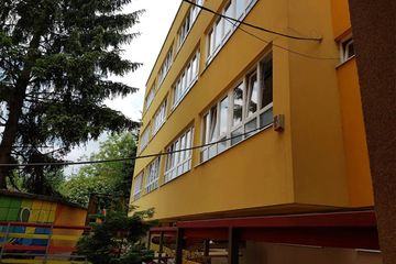 Nastavnik koji je udario učenika dobio otkaz, ali ne želi da ode