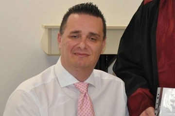 Konzul BiH u Frankfurtu i ranije šokirao: Djeci u Banjaluci poklonio pokvarene slatkiše