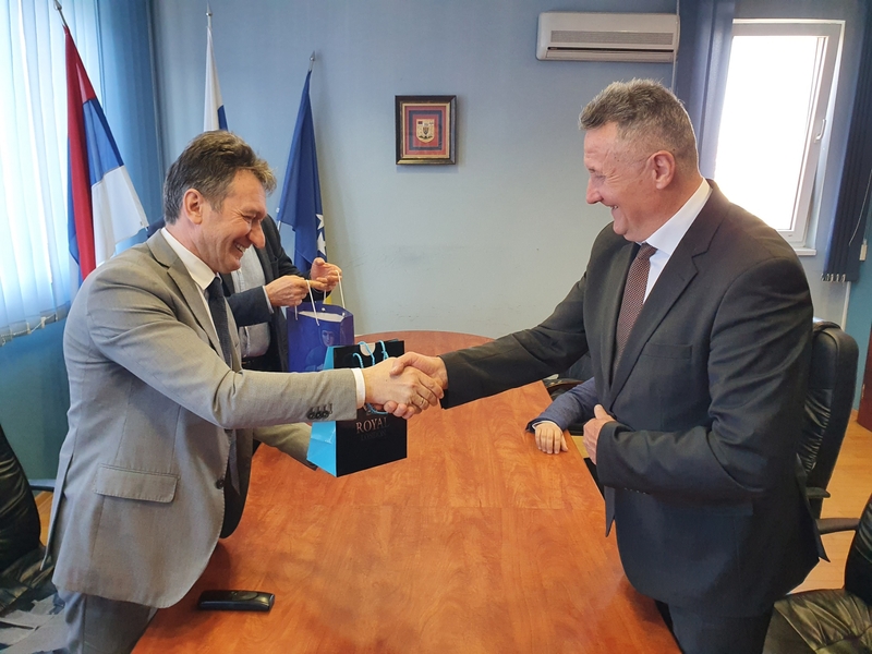 Načelnik Ugljevika darovao penzionisanog direktora škole "O njegovom uspjehu svjedoče generacije uspješnih učenika"