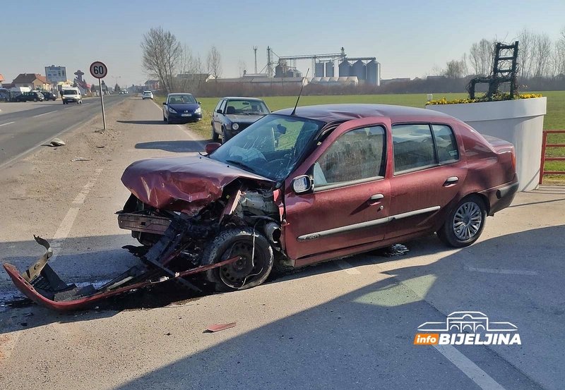 Bijeljina: U sudaru tri automobila lakše povrijeđena jedna osoba (FOTO)