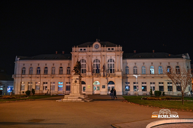 Mrak i sirene u Bijeljini povodom godišnjice NATO agresije na tadašnju SRJ (VIDEO)