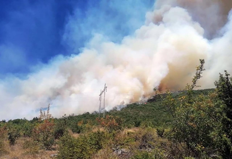 Bukte požari na području Trebinja, vatrogasci brane kuće