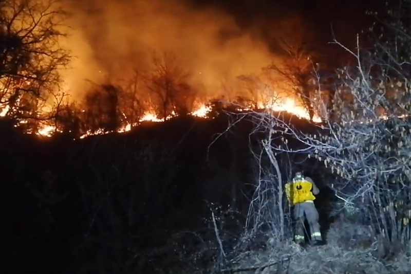 Kod Gacka ogroman požar, ugrožena niskonaponska mreža