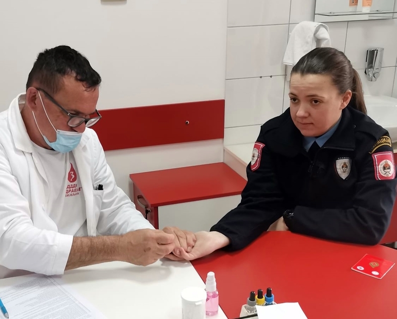Daruju dragocjenu tečnost: Više od 90 pripadnika PU Bijeljina daje krv
