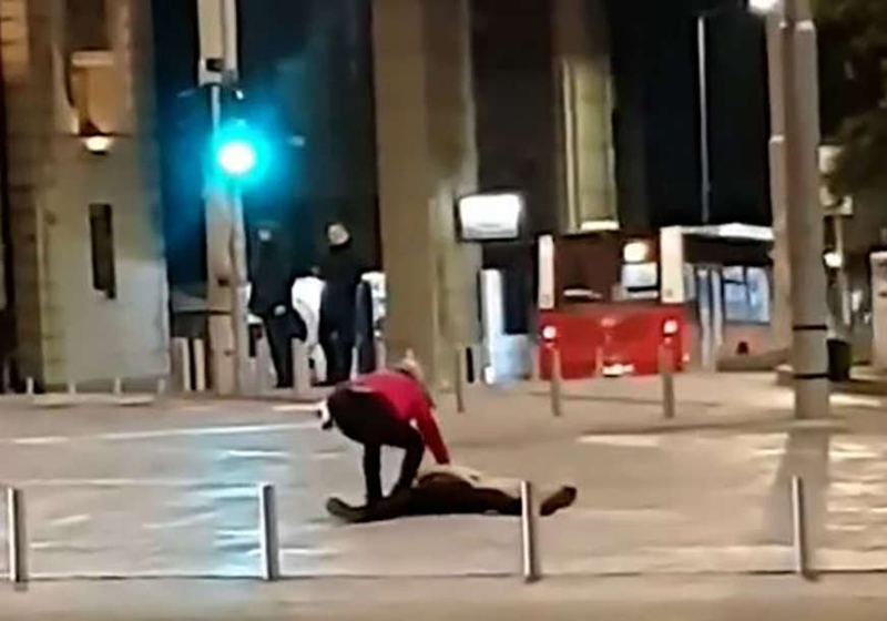 Posvađali se momak i djevojka, on otrčao na ulicu i bacio se ispred trolejbusa (VIDEO)