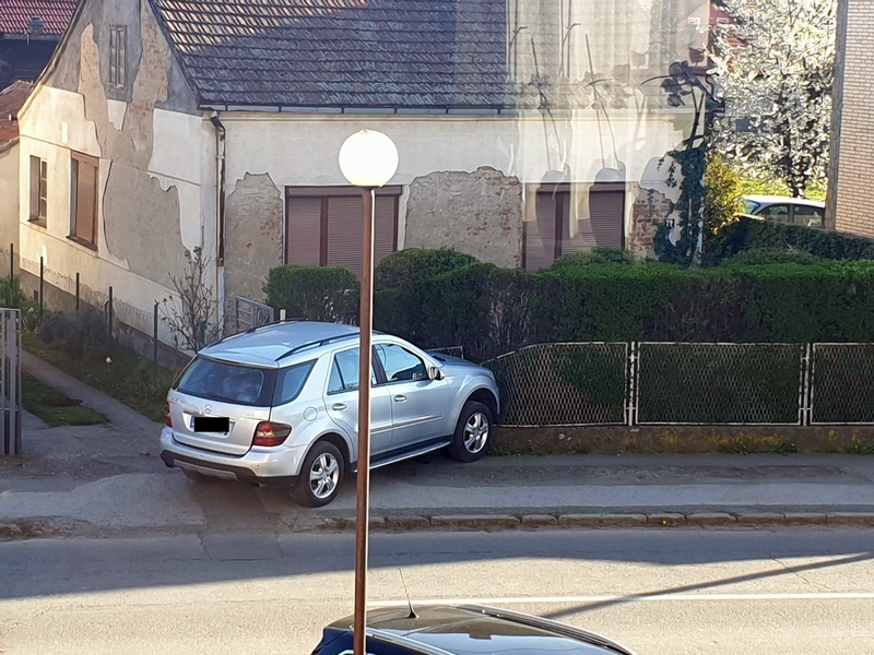 Nezgoda u Bijeljini: Mercedes se sudario sa kombijem, pa udario u ogradu (FOTO)