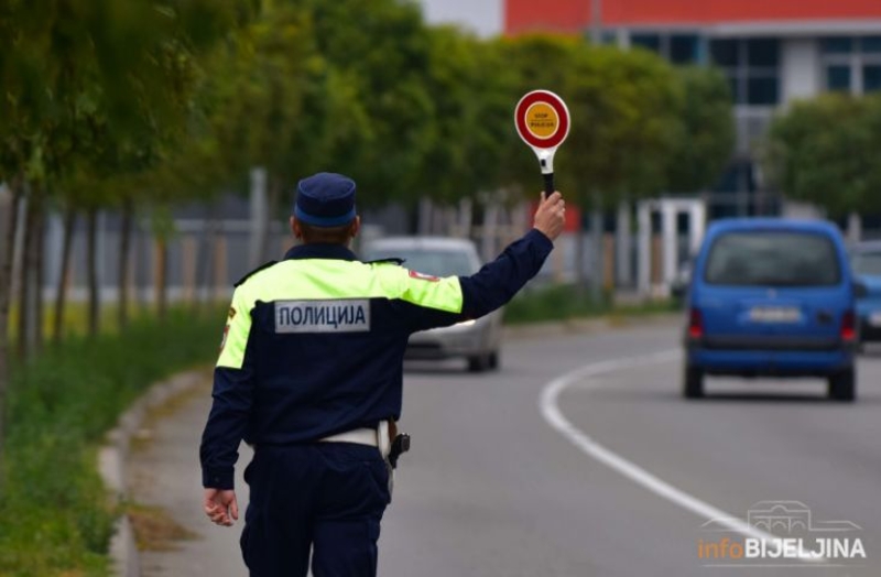 Počinio niz prekršaja: Tokom redovne kontole u Bijeljini vozač ostao bez automobila