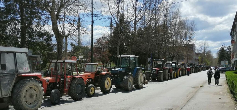 Poljoprivrednici sa traktorima izašli na ulice: Cijena mlijeka 20 godina ista
