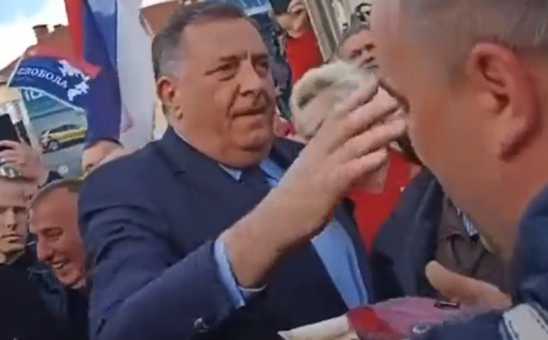 Harmonikaš Dodika pratio u stopu: Lider SNSD muziku “kitio” novčanicama od 100 KM