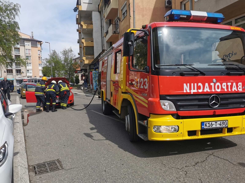 Požar na vozilu u Bijeljini, intervenisali vatrogasci