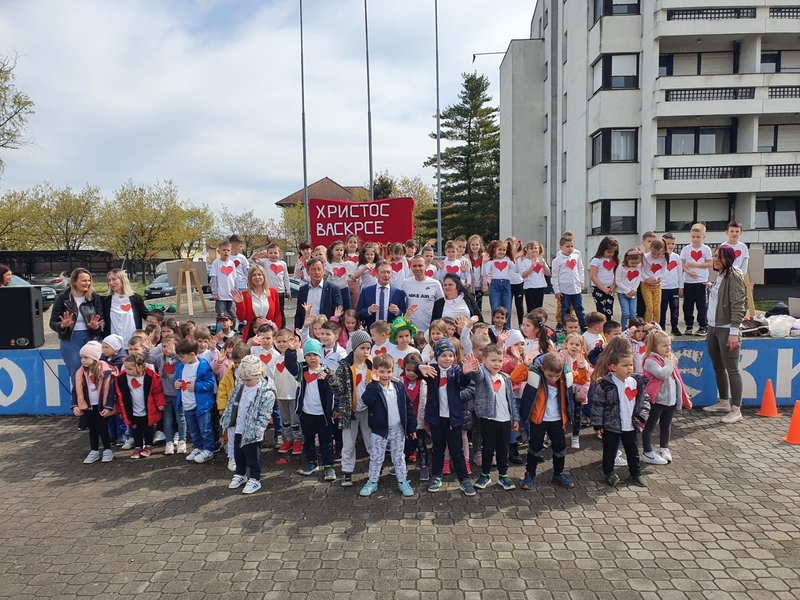 “U SUSRET VASKRSU BOJAMA I MAŠTOM” Najmlađi Ugljevičani na gradskom trgu (FOTO)