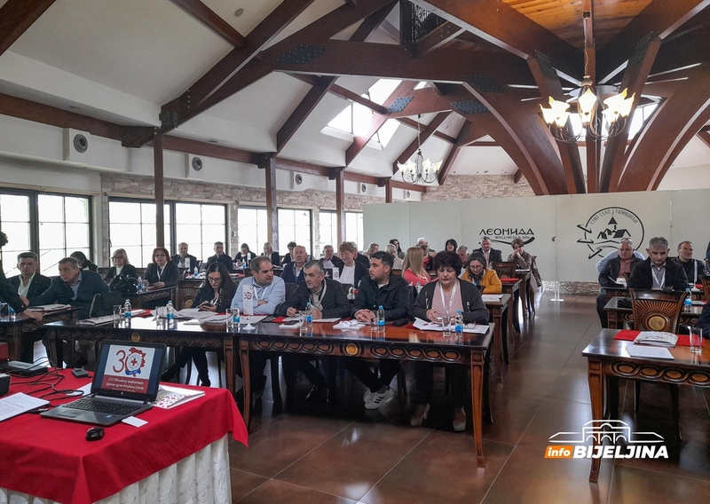 CRVENI KRST RS OBILJEŽAVA 30 GODINA RADA Pomoći svakome kome je pomoć potrebna (FOTO)