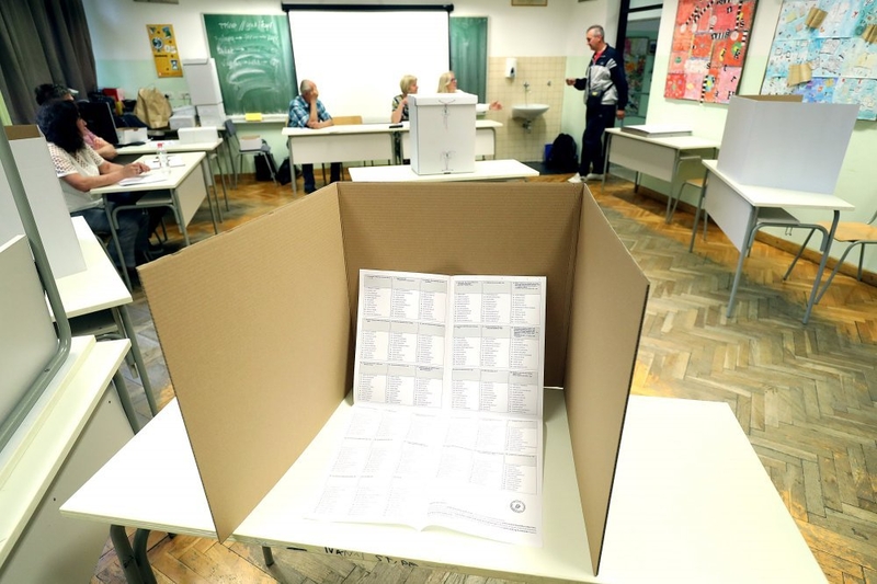 NOVITETI NA IZBORIMA U oktobru glasačke kutije okrenute prema biračkom odboru