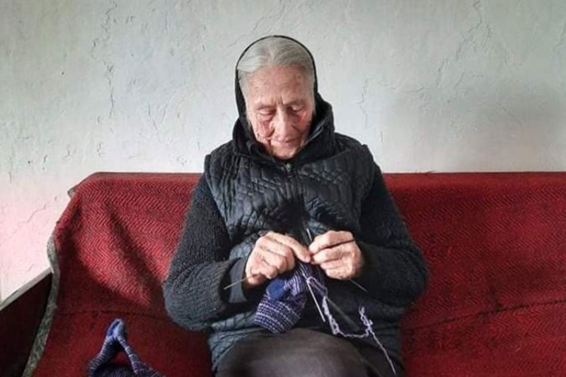 I u desetoj deceniji svakodnevno druguje sa iglom i pletivom