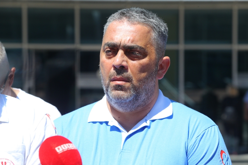 Protest sindikalaca ispred zgrada Vlade "Protivimo se potpisu kojim se plata čistačice povećava za 60 KM, a pomoćniku ministra za 350 KM"