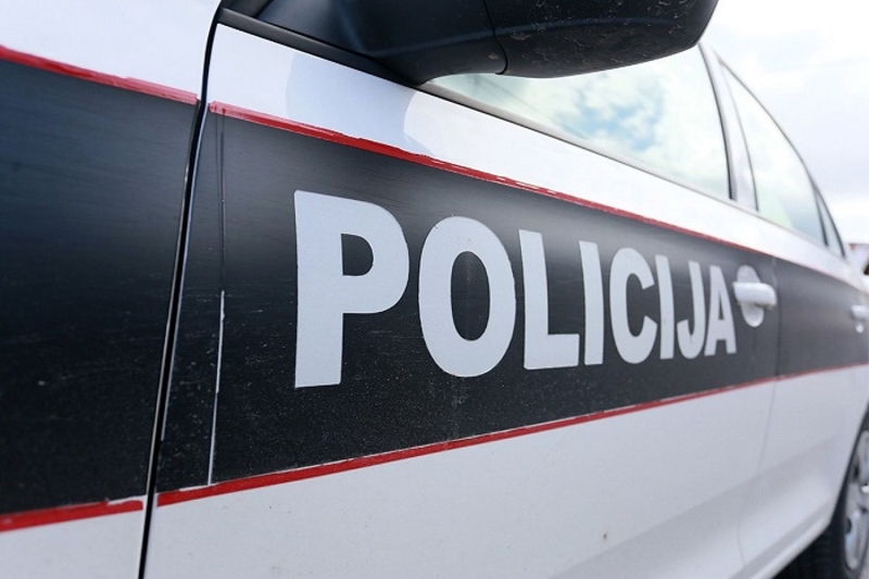 Udario djevojku i ostavio je u jarku, ona zapamtila tablice, auto registrovan na policajca