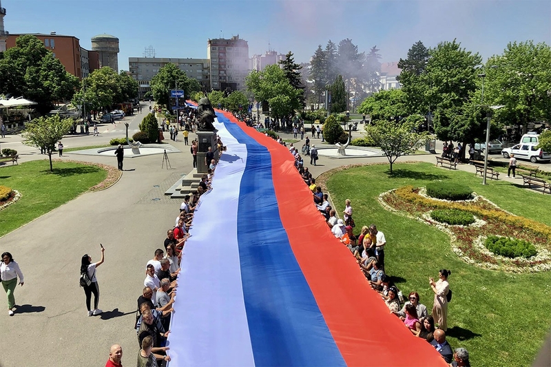 Zastava Srpske razvijena na rukama 2.000 Bijeljinaca