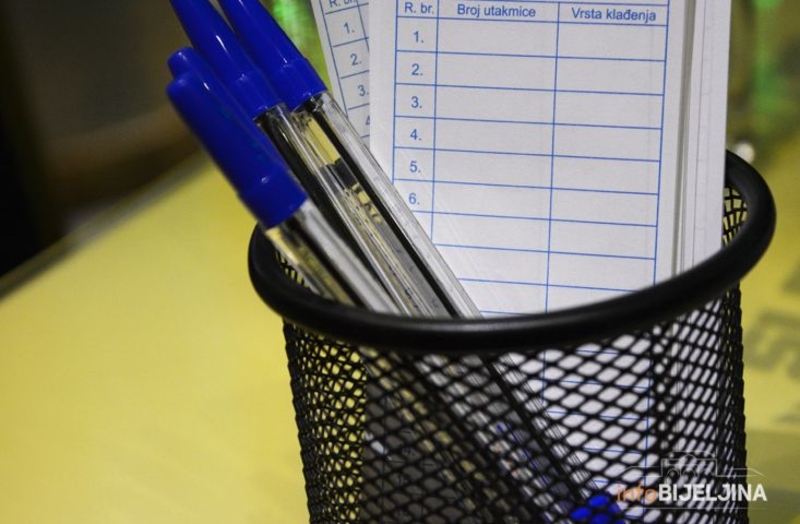 TIKET DRAŽI OD SENDVIČA: Izlaz iz problema mladi traže u kocki