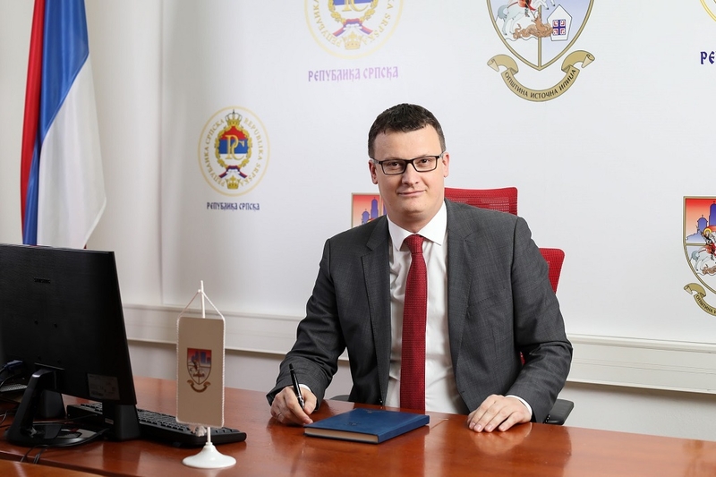 Načelnik opštine Istočna Ilidža daruje maturantima po 100 KM za haljine i odijela