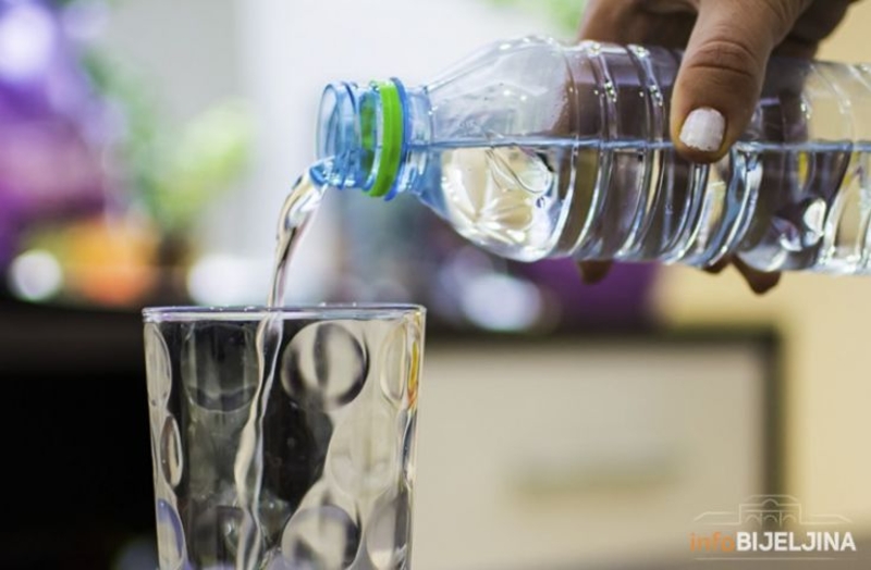 Znate li zašto flaširana voda ima rok trajanja